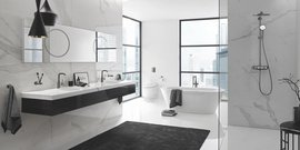 Ein großes modernes Badezimmer