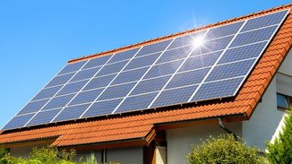 Eine Photovoltaikanlage auf einem Seildach