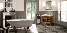 Ein Bad mit Antiken Moebeln und Badewanne